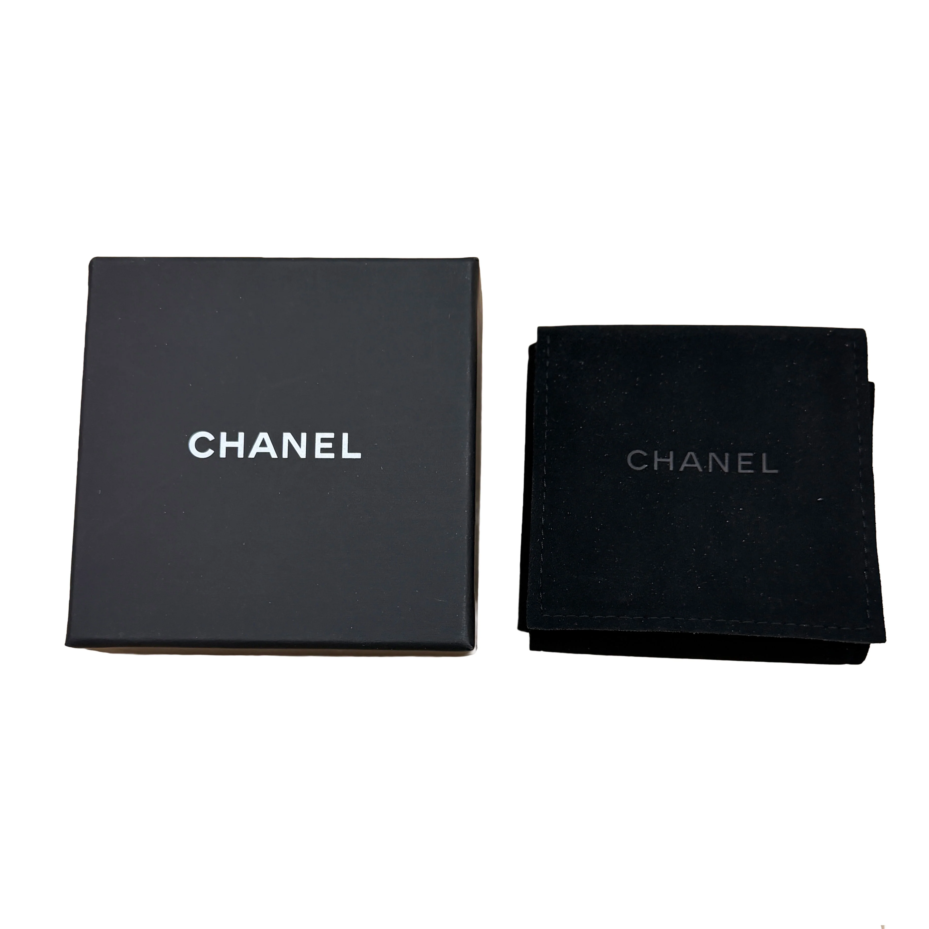 Gold-Plated 2023 Faux Pearl & Strass CC Brooch - Image 4